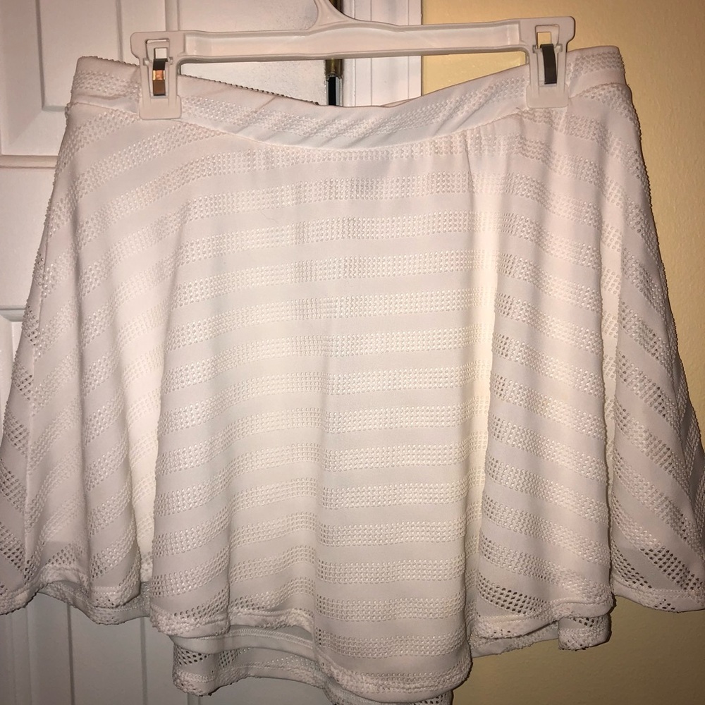 Cute white skirt!!